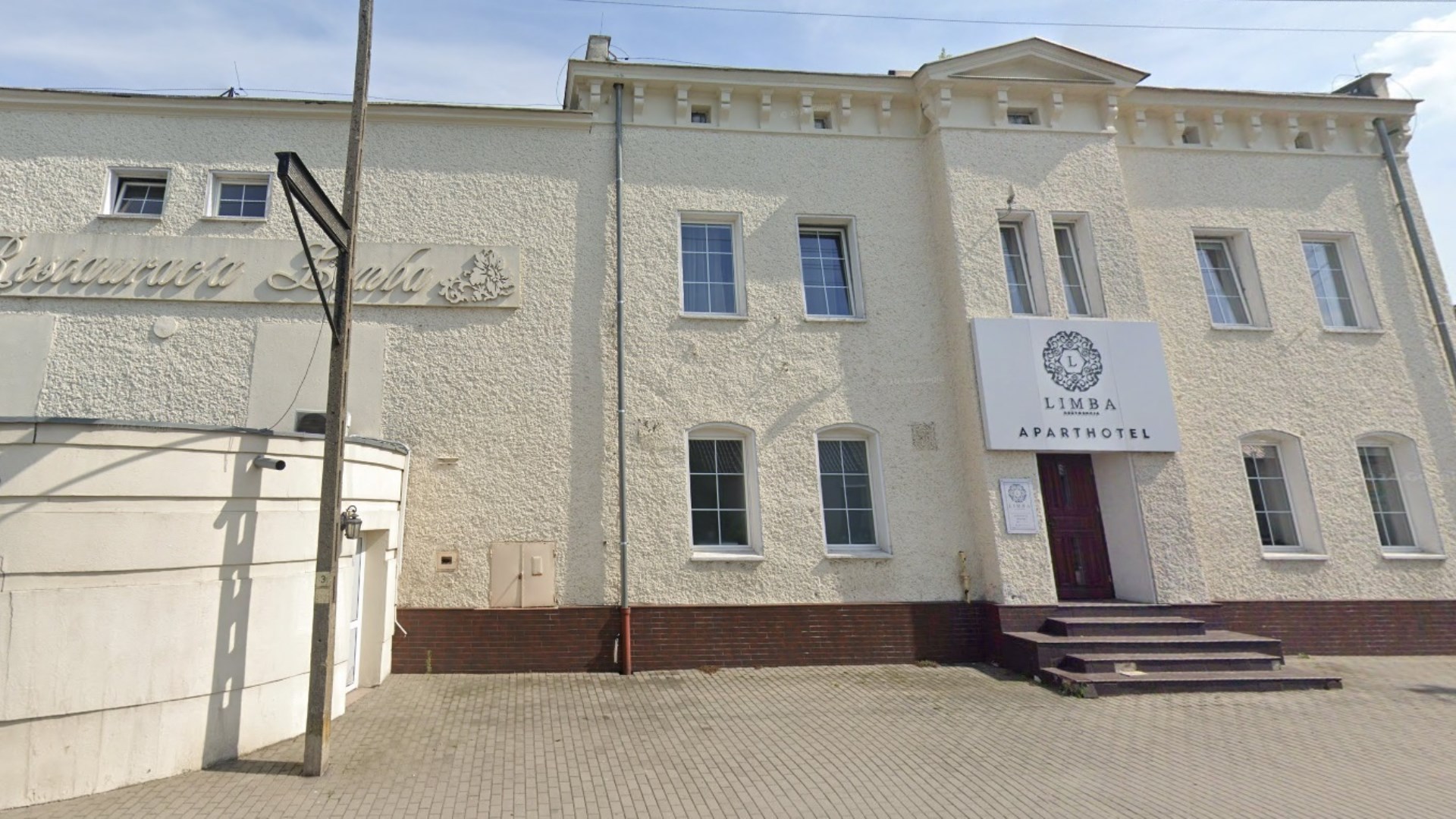 Budynek hotelowy z restauracją