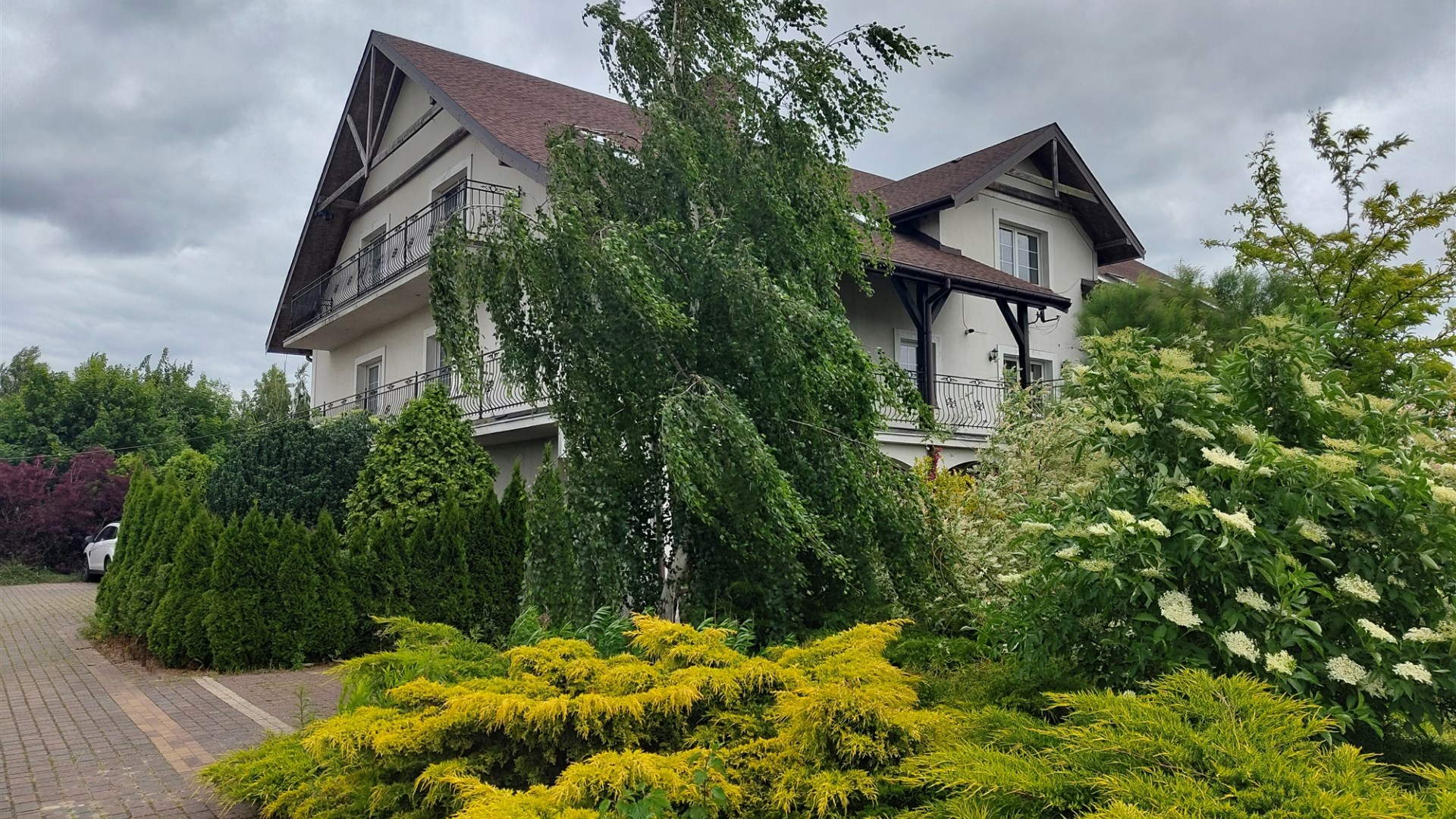 Budynek i grunty pod zabudowę na sprzedaż